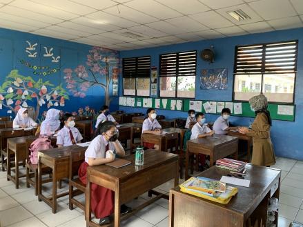 Angka Covid-19 Melonjak, PTM 100 Persen Terbatas Tetap Digelar di Cirebon (FOTO:MNC Media)