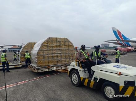 RI Kedatangan Alat Medis dan 9 Juta Dosis Vaksin untuk Hadapi Omicron. (Foto: MNC Media)