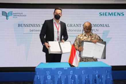Siemens Indonesia Hibahkan Teknologi Rp300 Juta ke IT PLN. (Foto: MNC Media)
