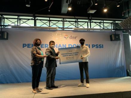 DNR Corporation Donasi 100 Enovid untuk Timnas. (Foto: Azhfar Muhammad/MPI)