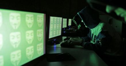 Setelah sempat dihajar kelompok hacker Anonymous, kini Rusia berbalas melancarkan serangan.