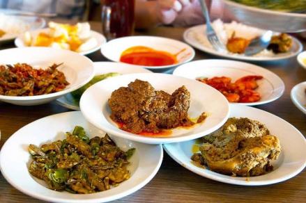 Siasati Harga Daging Naik, Pengusaha RM Padang: Porsi Rendang Dikecilkan(Do,Okezone/Dada satilla)