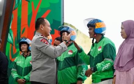 Dorong Keselamatan Lalu Lintas, Polisi di Riau Serahkan Helm Disabilitas