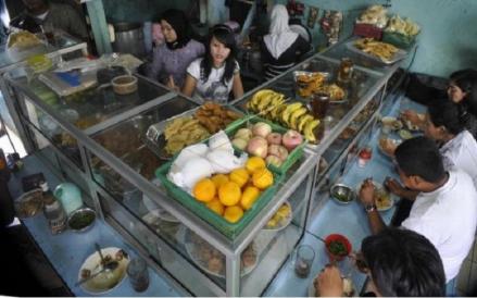 Warteg dkk Diminta Manfaatkan 160 Ribu Kuota Sertifikasi Halal Gratis. (Foto Istimewa)
