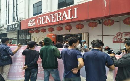 Klaim Asuransi Rp3 M Tak Cair, Kantor Generali di Medan Disegel Massa (FOTO: MNC Media)