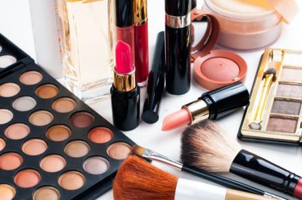 Perusahaan kosmetik asal Prancis L'Oreal SA menjual sahamnya di Sanofi senilai 3 miliar euro atau setara Rp50 triliun. (foto: MNC Media)