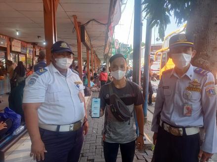 Mau Mudik? Petugas Terminal Kali Deres Mulai Cek Syarat Sertifikat Vaksin Booster