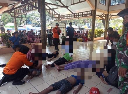 Seluncuran Kolam Renang Kenjeran Ambruk, Lima Anak Luka-Luka. (Foto: Lukman Hakim/MPI)