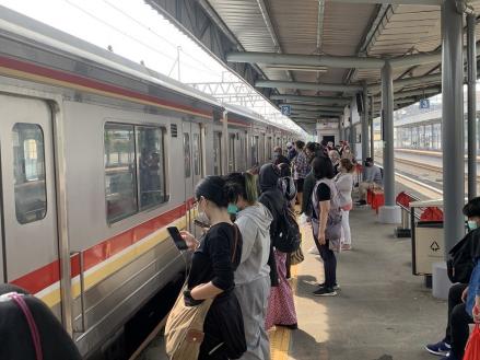 Didominasi Pekerja, 2.500 Penumpang Padati Stasiun Tangerang Hari Ini
