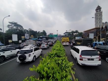 Korlantas Polri memberlakukan rekayasa arus lalu lintas dengan sistem one way.
