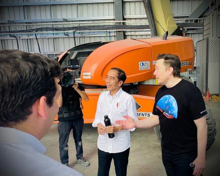 Bertemu Elon Musk, Jokowi Disanjung Netizen Karena Pakai Sepatu Lokal (FOTO:MNC Media)