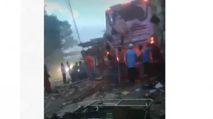 Diduga Hilang Kendali, Bus Tabrak Mobil dan Rumah di Ciamis. (Foto: MNC Media)