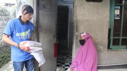 Para mustahik sangat terbantu dengan adanya bantuan beras zakat. (Foto: ACT)