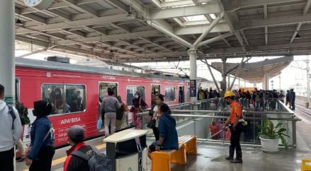 Antisipasi Lonjakan Penumpang, KAI Commuter Operasikan 1.063 Perjalanan saat HUT ke-80 TNI