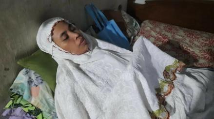 Akibat kanker tulang, Elistiowati hanya bisa berbaring saat salat. (Foto: ACT)