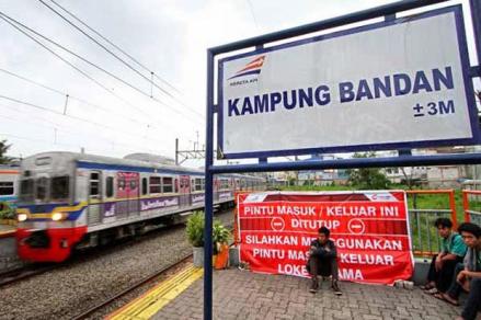 KRL Tanjung Priok-Jakarta Kota Terganggu Imbas Kebakaran Dekat Stasiun Kampung Bandan. (Foto Istimewa)