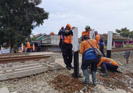 KAI Commuter akan berkoordinasi dengan KAI Daop 1 dan pemerintah setempat untuk menutup perlintasan sebidang liar. (ilustrtasi)