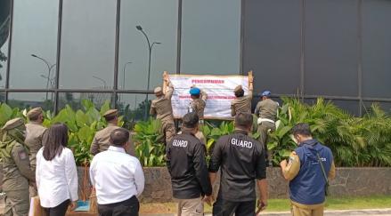 Satpol PP Tutup Empat Outlet Holywings di Jakut, 50 Personel Diterjunkan (FOTO:MNC Media)