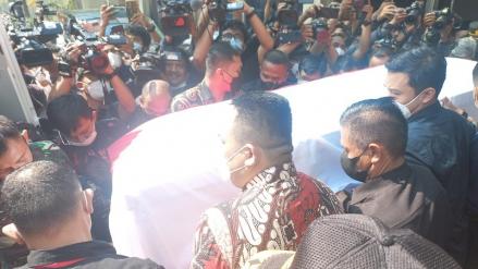 Gunakan Peti dengan Bendera Merah Putih, Jenazah Tjahjo Dibawa ke Rumah Dinas