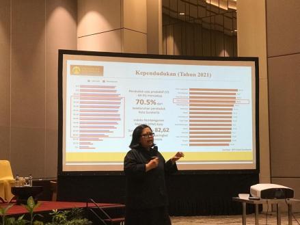Guru Besar Fakultas Ekonomi dan Bisnis Universitas Indonesia (UI), Rofikah Rokhim Saat memberikan papara di acara Solo Kluthuk (Winda Destiana Putri/IDXChannel)