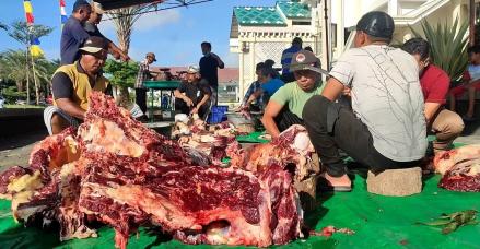 Daging Sapi Kurban Jokowi Dibagikan ke Ratusan Warga Lombok Timur (FOTO:MNC Media)