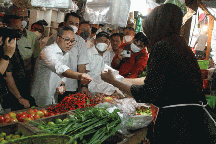 Traktir Ibu-ibu, Mendag Borong Bahan Pokok di Pasar Tradisional (Foto: MNC Media)