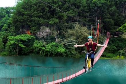 Liburan Seru, Cobain Sky Bike di Atas Danau Lido City
