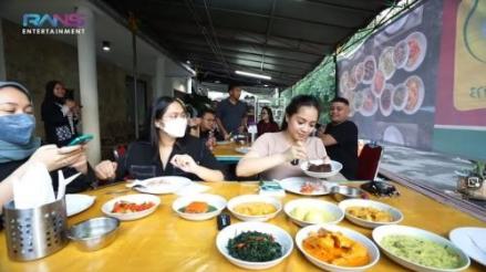 Status Sultan, Deretan Artis Ini Tak Canggung Makan di Pinggir Jalan. (Foto: MNC Media)