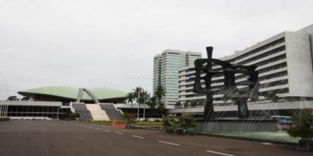secara langsung Ketua DPR Puan Maharani dan Menteri Koordinator Bidang Perekonomian Airlangga Hartarto di Senayan.