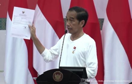 Jokowi memberikan secara langsung Nomor Induk Berusaha (NIB) pelaku usaha mikro kecil (UMK) perseorangan di GOR Toware (HMS), Kabupaten Jayapura.
