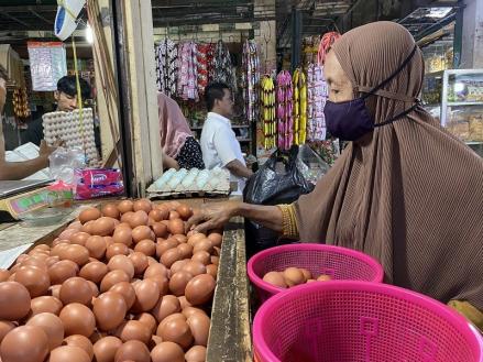Harga Bapok Kembali Naik Bunda, Telur Ayam jadi Rp31 Ribu per Kilogram (FOTO:MNC Media)