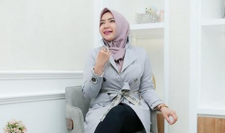 Roro Fitria akhirnya resmi bercerai dengan suaminya, Andre Irawan.