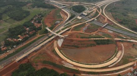 Urai Kepadatan, Lalin dari Tol Cipularang Dialihkan Menuju Jalur Fungsional Tol Japek II Selatan. Foto: MNC Media.