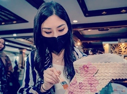 Jelang KTT G20, Wamen Angela Tanoesoedibjo Membuat Topi Anyaman