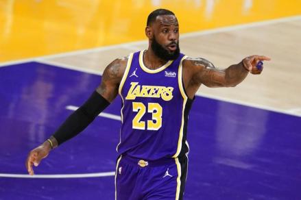 Bintang basket Amerika Serikat (AS) LeBron James jadi atlet terkaya di dunia 2024. Forbes mencatat LeBron punya total kekayaan USD1,2 miliar setara Rp19 triliun