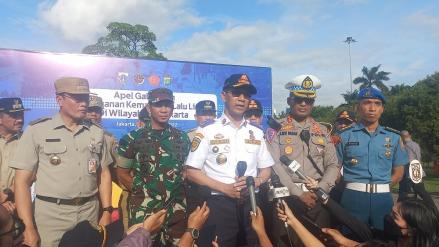 Penjabat (Pj) Gubernur DKI Jakarta Heru Budi Hartono meminta masyarakat terapkan WFH guna mengatasi kemacetan lalu lintas saat hujan lebat.