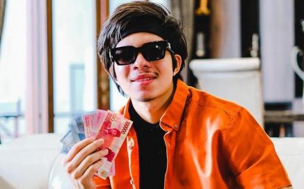 Kehadiran Bunda Corla di media sosial sangat mencuri perhatian publik, lewat aksinya kocak dan nyentriknya saat melakukan live Instagram.