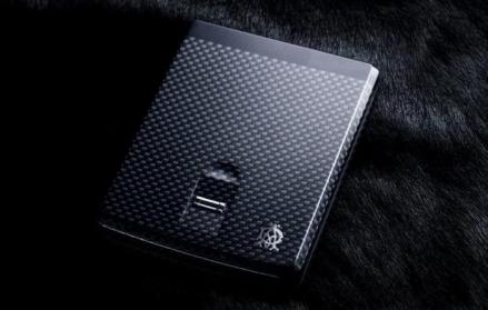 Dompet keluaran Dunhill ini terbilang cukup unik dan canggih.