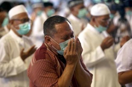 MUI: Salat Pakai Masker Hukumnya Makruh (FOTO: MNC Media)