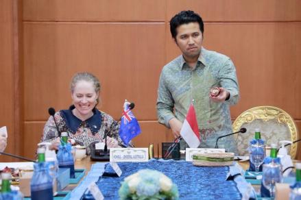 Emil Dardak menjajaki kerjasama dengan perwakilan Australia.