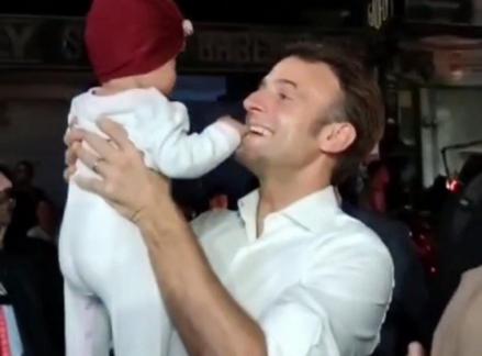 Jalan-Jalan di Jimbaran, Presiden Prancis Gendong Bayi dan Selfie dengan Driver Ojol