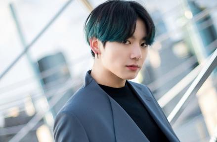 Mobil bekas Jungkook BTS dikabarkan terjual seharga KRW 1,2 miliar atau setara dengan Rp 14,4 miliar dalam sebuah lelang.