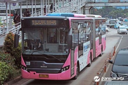 Cegah Risiko Pelecehan, Transjakarta Tambah 10 Bus Pink Khusus Wanita (Foto: MNC Media)