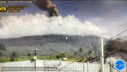 Giliran Gunung Kerinci Erupsi, Muntahkan Abu Setinggi 700 Meter