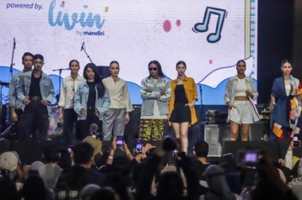 Penampilan Bonge saat fashion show hari terakhir WMM 2022 membawa warna tersendiri/ (Foto: MPI/Faisal Rahman)