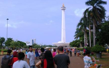 Diserbu Ribuan Wisatawan, Monas Dimanfaatkan Jadi Tempat Piknik . (Foto: MNC Media)