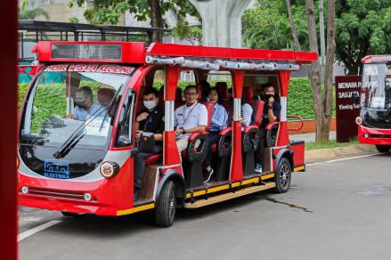 Sandiaga Uno mengatakan, mengatakan, bahwa keberadaan shuttle bus atau kendaraan pengumpan listrik di Taman Mini Indonesia Indah (TMII) saat ini masih terbatas.