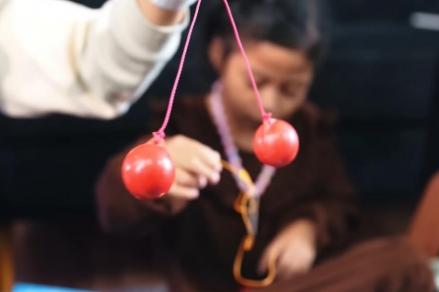 Mengulik Sejarah Lato-Lato, Mainan Jadul yang Kembali Viral. (Foto: MNC Media)