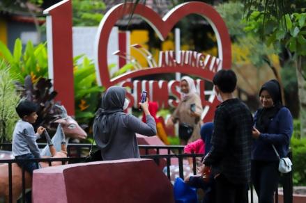 Pengunjung Padati TMII di Malam Tahun Baru 2023, Target 40 Ribu Orang. (Foto: MPI).