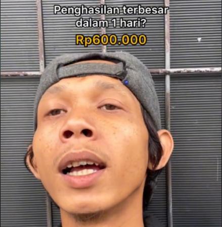 Jangan Remehkan Tukang Cuci Mobil, Penghasilannya Tiga Kali UMP Jakarta. (Foto: @kementerian.keduitan).